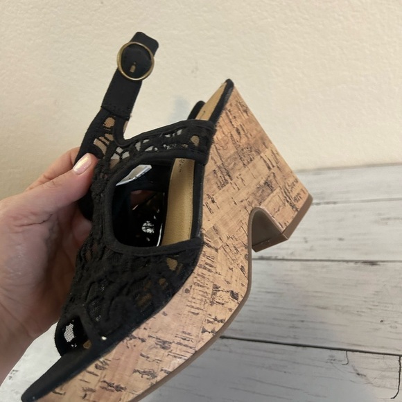 American Eagle Platform Textured lace Upper Sandals
Size 5 - Picture 8 of 10